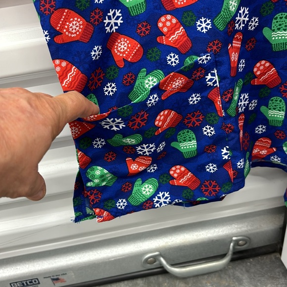 NWT Cassandra O Winter Themed Work Shirt SS Scrub Top Mittens Snowflakes M - Picture 10 of 14